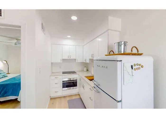 Apartment Island Waterway District 2 Miles From